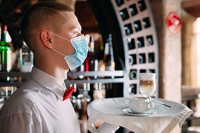Πλαταμώνας: Πρόστιμο σε εφτά σερβιτόρους για τη “μάσκα στο σαγόνι”